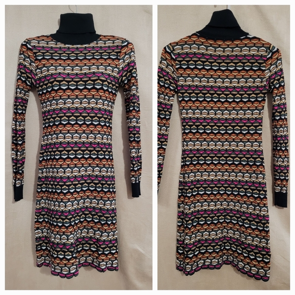 SIZE SMALL items in CLOSET 4/ 6 - Picture 2 of 16